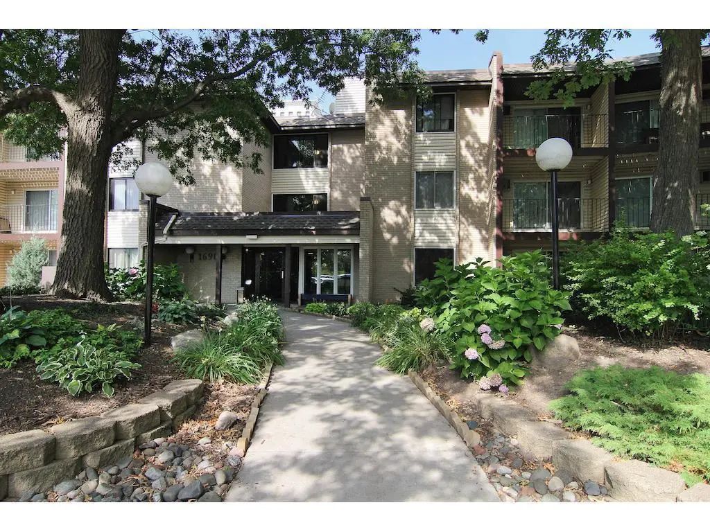 1690 Highway 36 W 221, Roseville