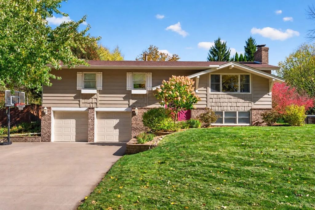 3230 Shadyview Lane N, Plymouth