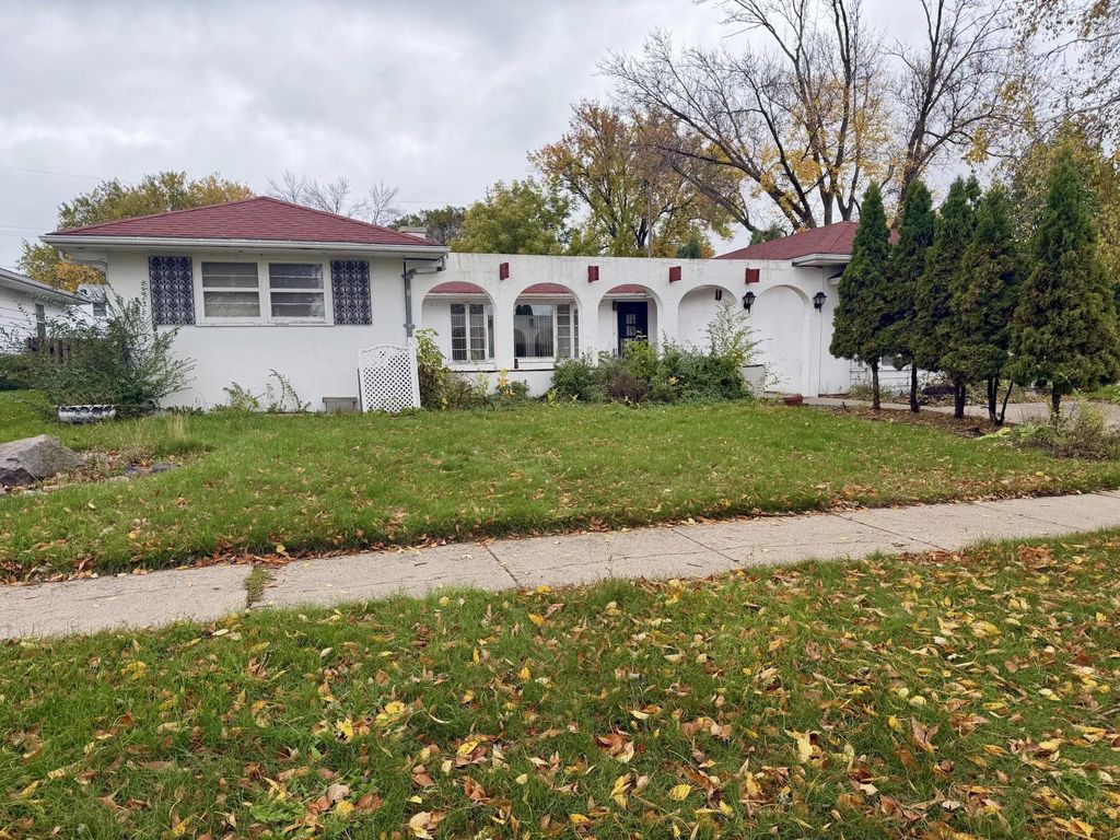 1502 Elm Street N, Fargo