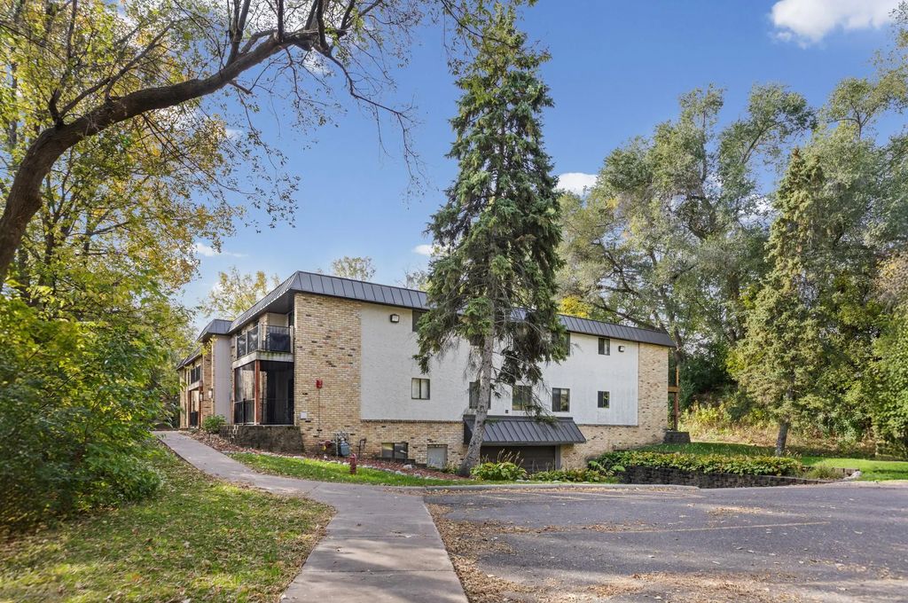 1725 Dellwood Avenue 204, Roseville