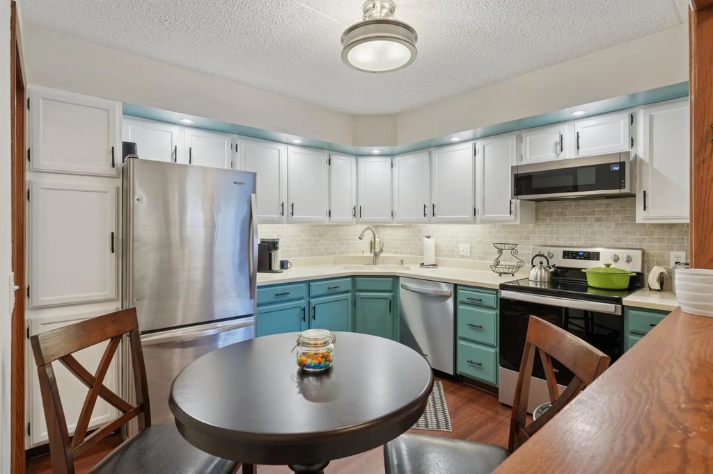 2445 Londin Lane E 212, Maplewood