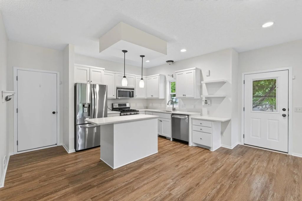 1548 Legacy Parkway E, Maplewood