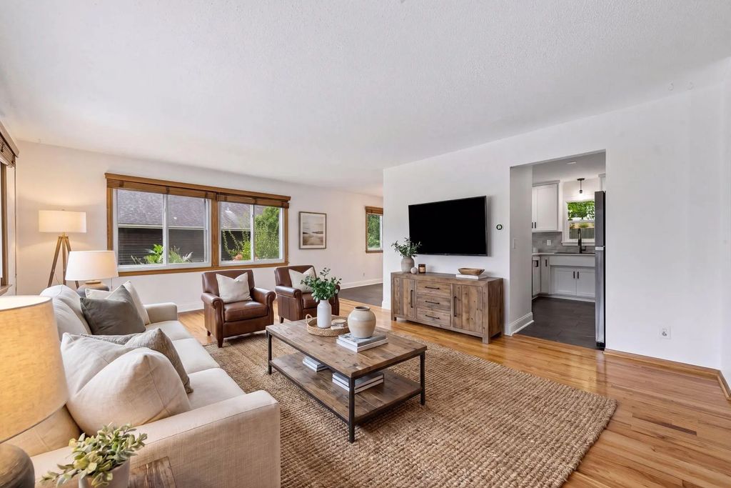 1370 Valley View Road, Chaska
