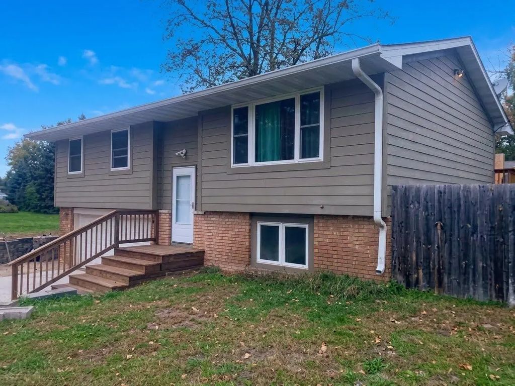 12520 Pineview Trail, Dayton
