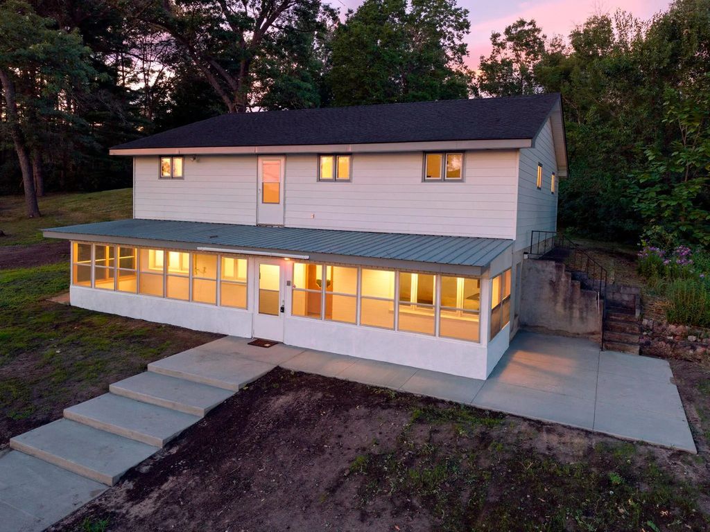 3063 325th Avenue Nw, Cambridge