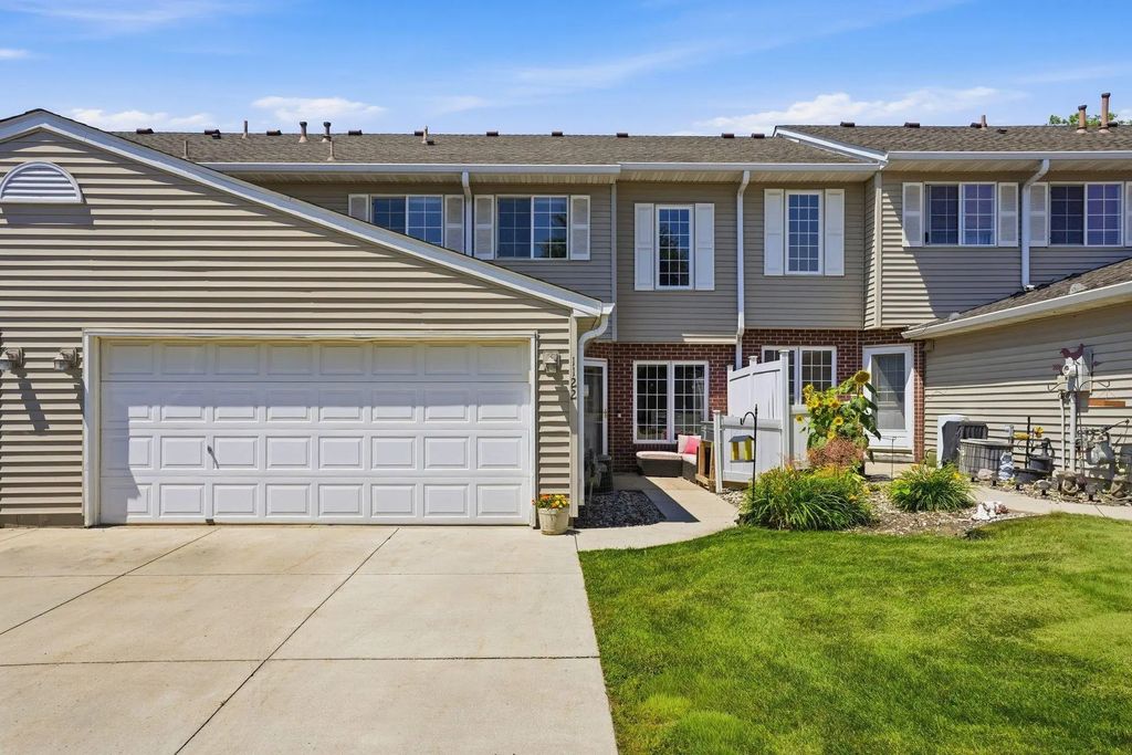 1122 Heather Lane, Waconia