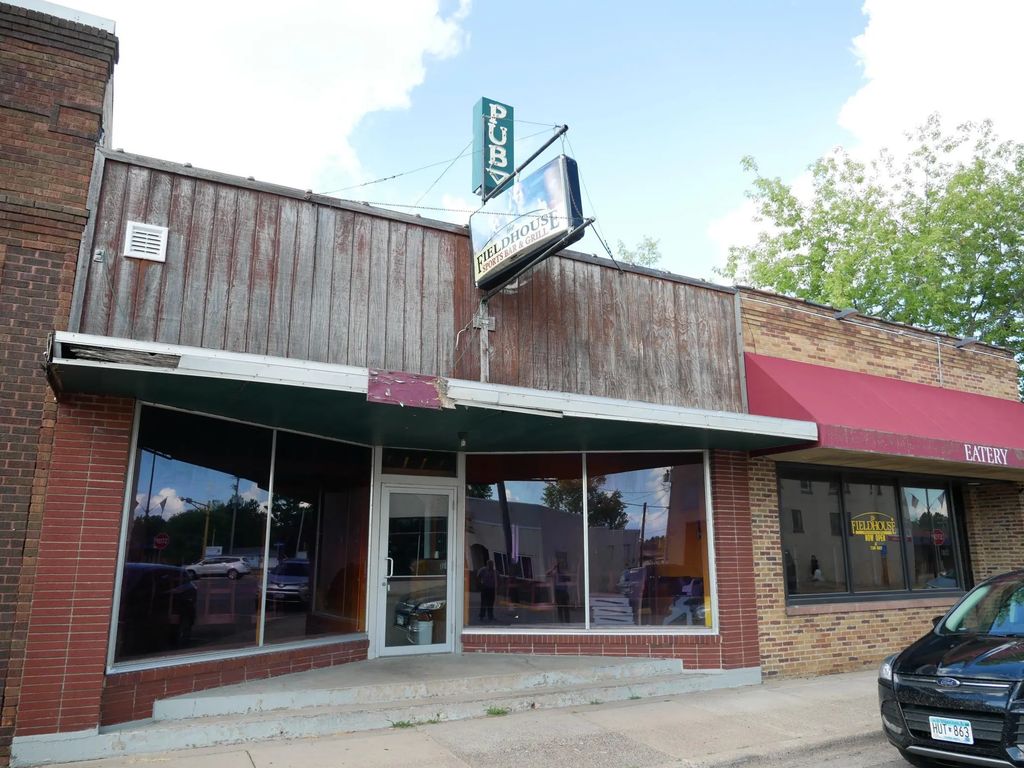 112 Central Drive W, Braham