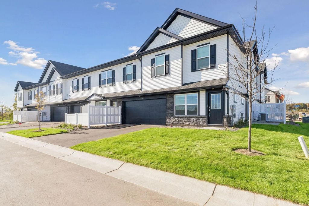 5351 Long Pointe Pass, Woodbury