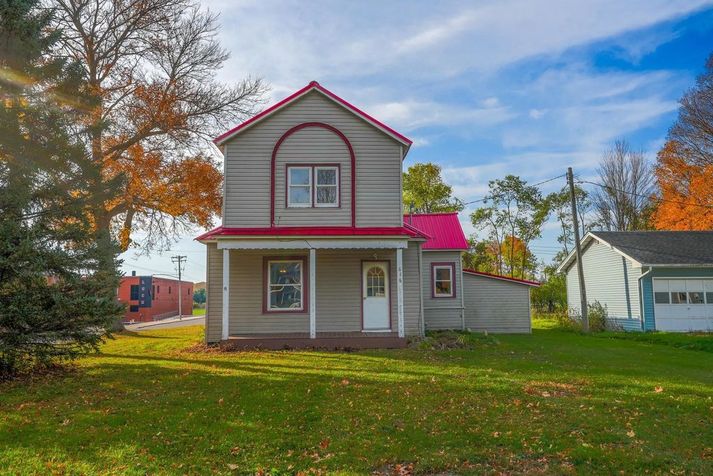 616 E Butternut Avenue, Luck