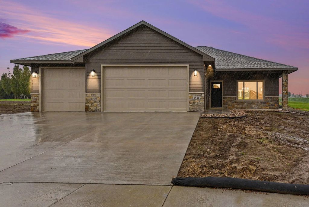 1511 Buffalo Ridge Drive, Luverne