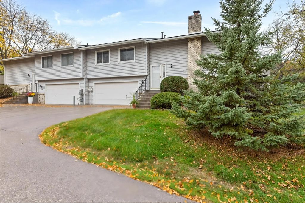 7112 Pontiac Circle, Chanhassen