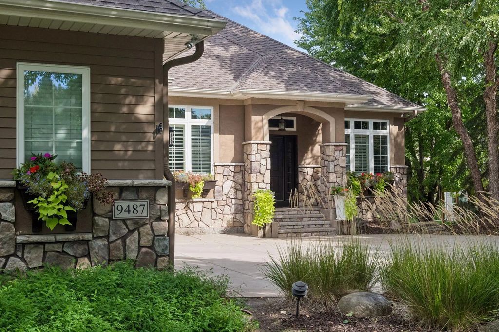9487 Mcgee Way, Eden Prairie