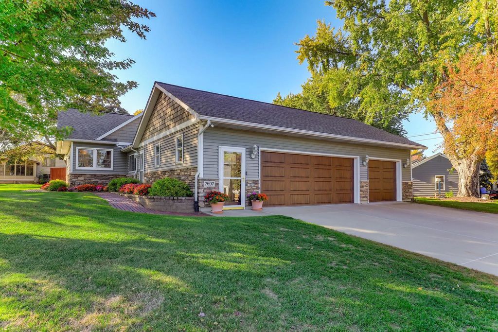 7697 Stillwater Way N, Oakdale