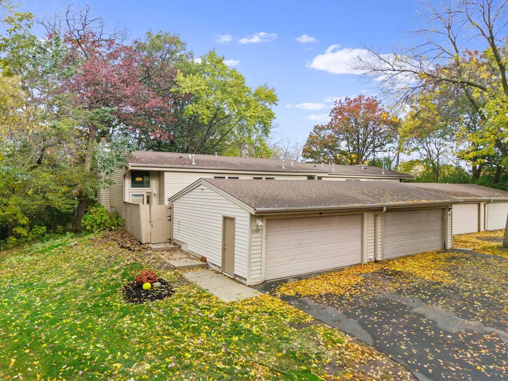 6384 Aspenwood Plaza, Woodbury
