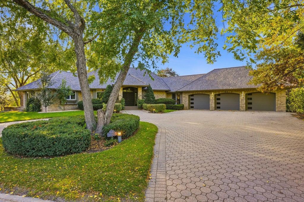 818 Mayflower Court, Northfield