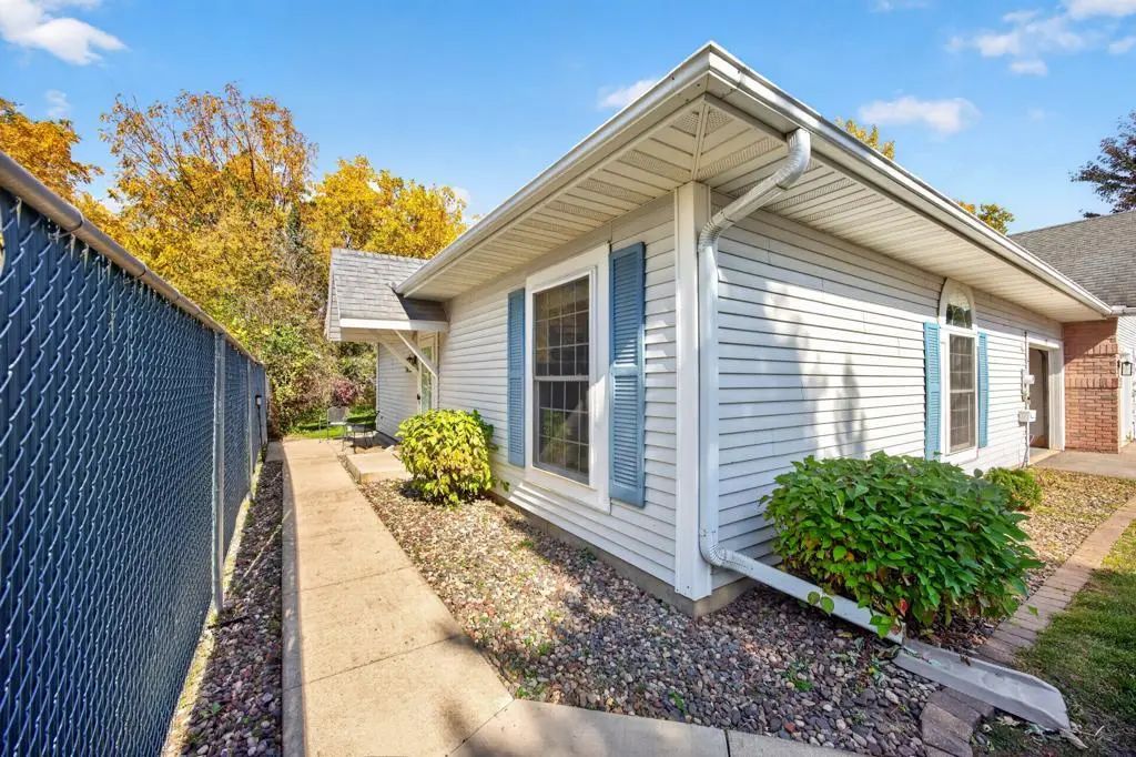 1935 Cabernet Lane Nw, Rochester