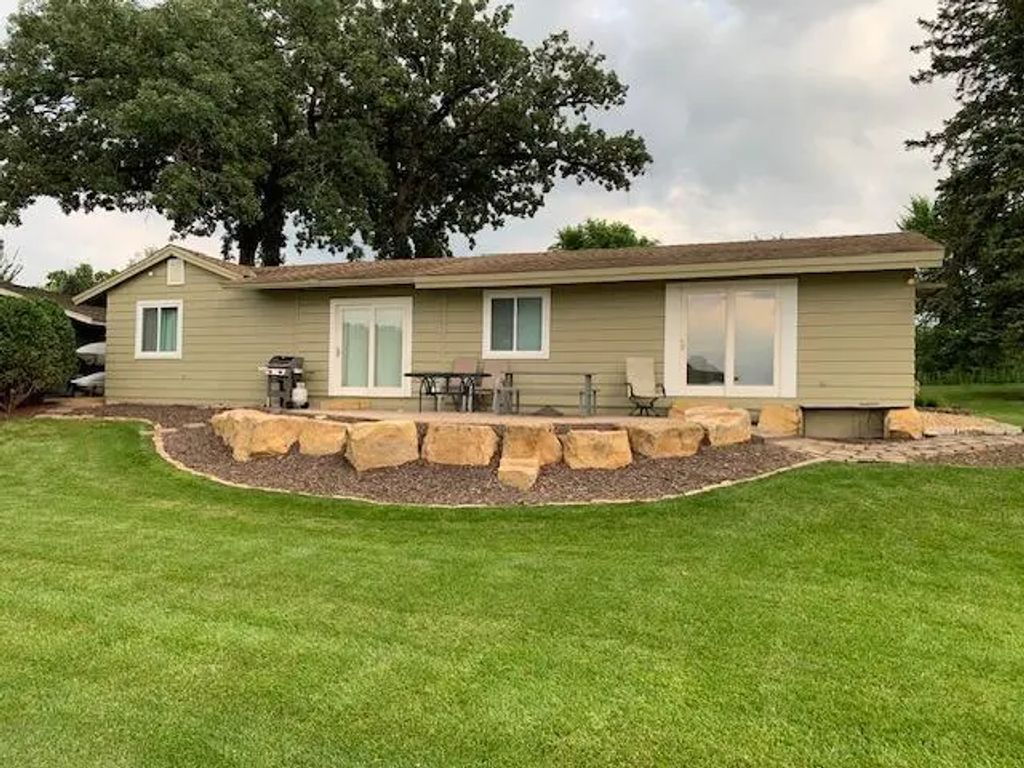8404 Waters Edge Drive, Chanhassen