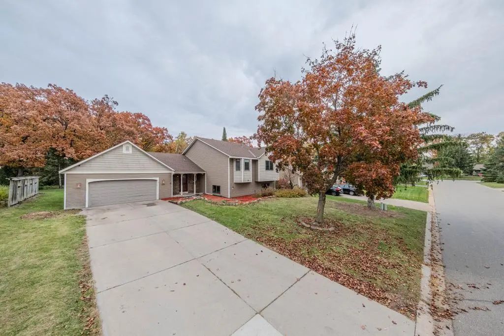 1568 Lakewood Drive N, Maplewood