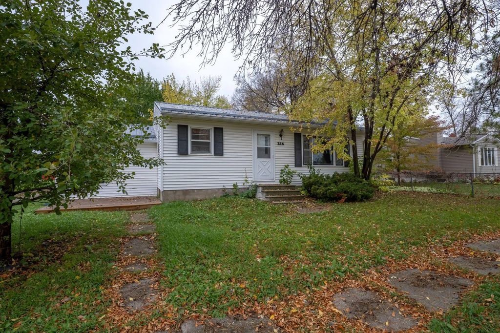 216 1st Avenue E, Halstad