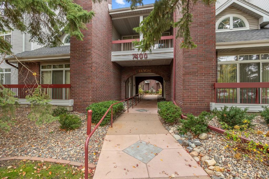 7400 Edinborough Way 5205, Edina