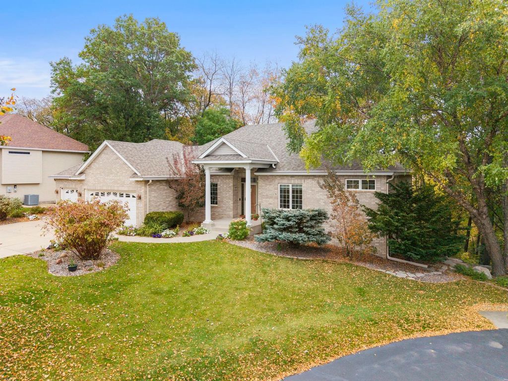 542 Majestic Oaks Court, Eagan