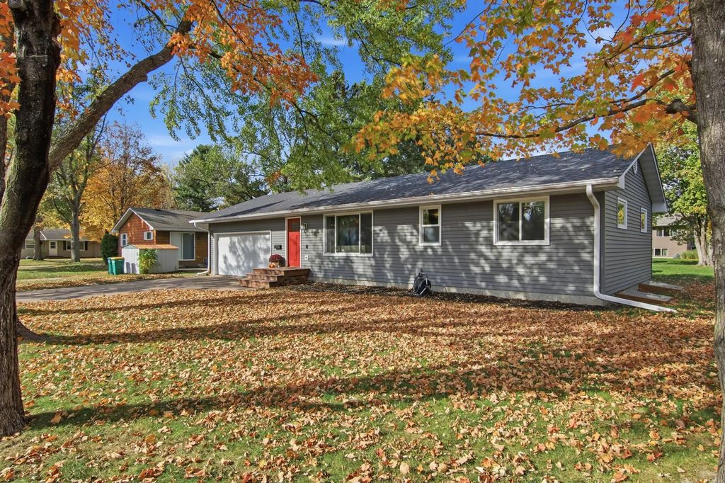 817 Sunset Lane, River Falls
