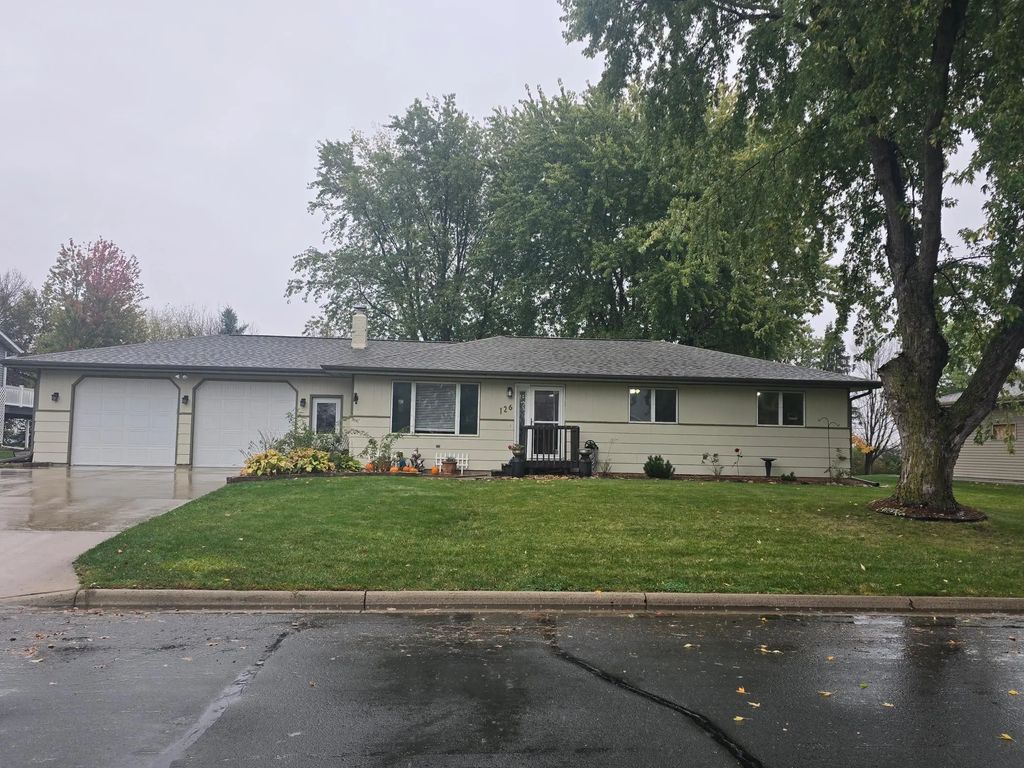 126 8th Avenue Nw, Lonsdale