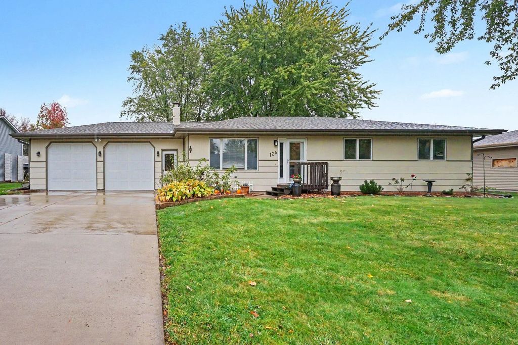 126 8th Avenue Nw, Lonsdale
