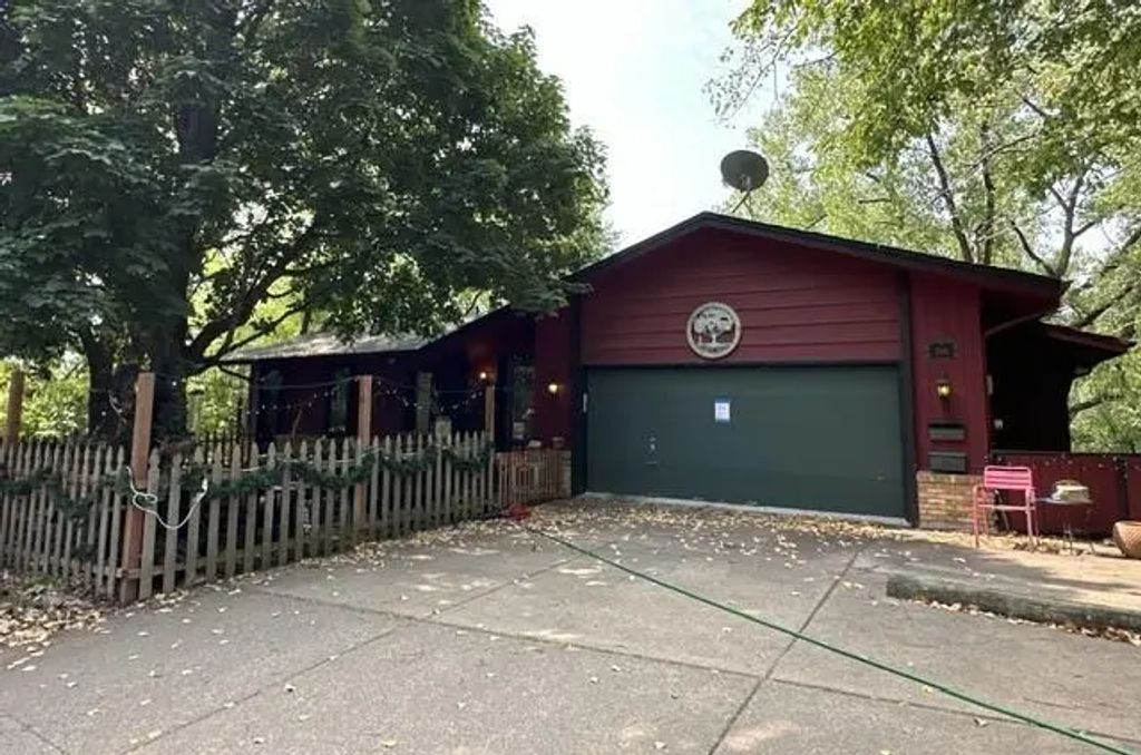2301 Crestview Avenue, Golden Valley