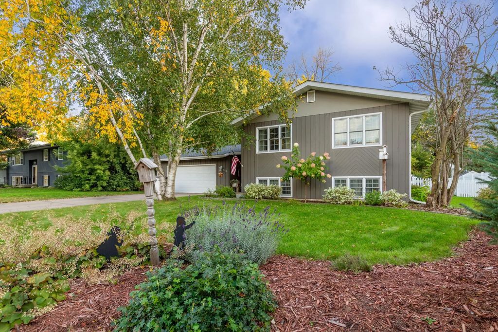 836 Woodley Street E, Northfield