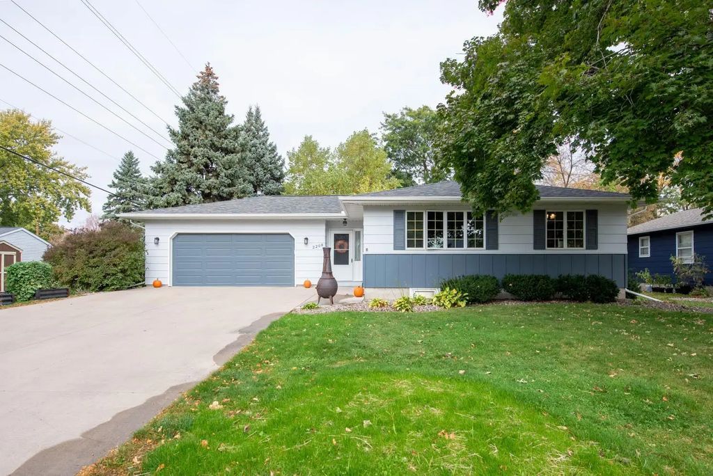 2208 Marwood Drive, Mankato