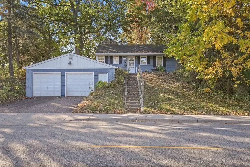 8015 Plymouth Avenue N, Golden Valley