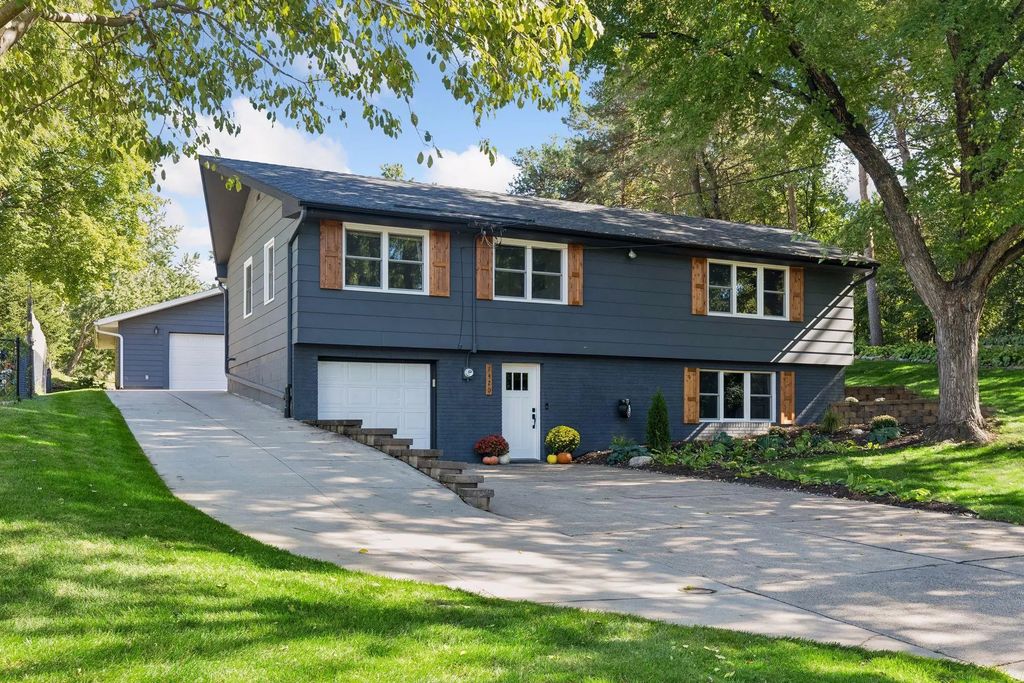 1420 Yosemite Avenue N, Golden Valley