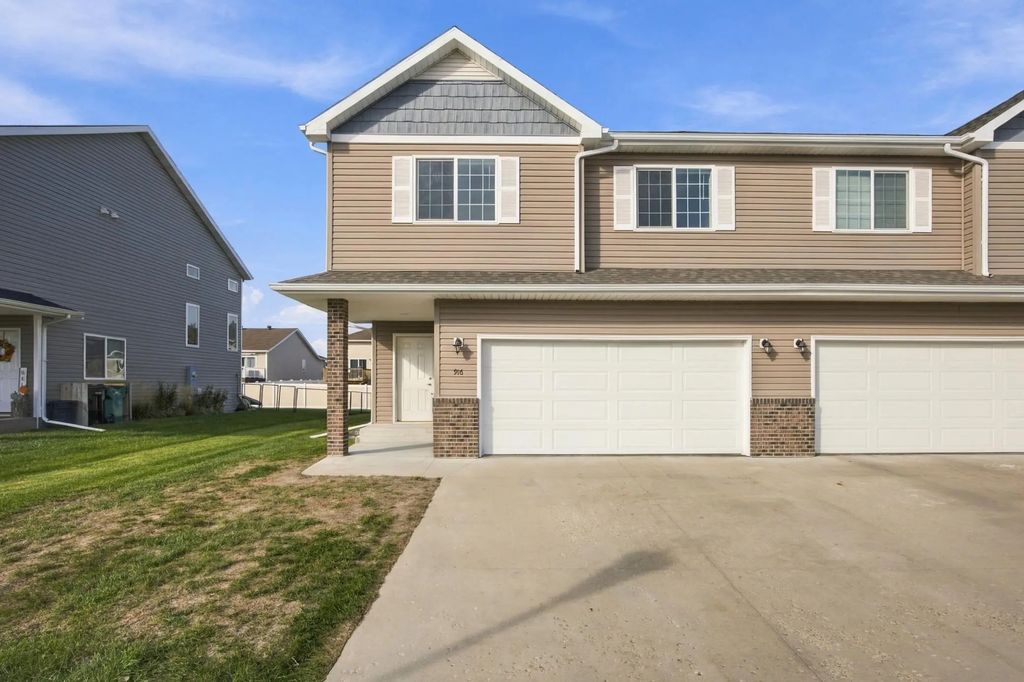 916 Eaglewood Avenue W, West Fargo