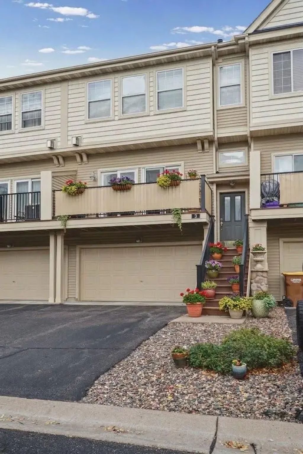 4363 Victor Path 3, Hugo