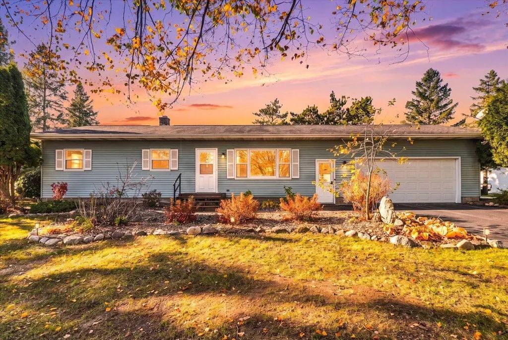 225 5th Place Nw, Clear Lake