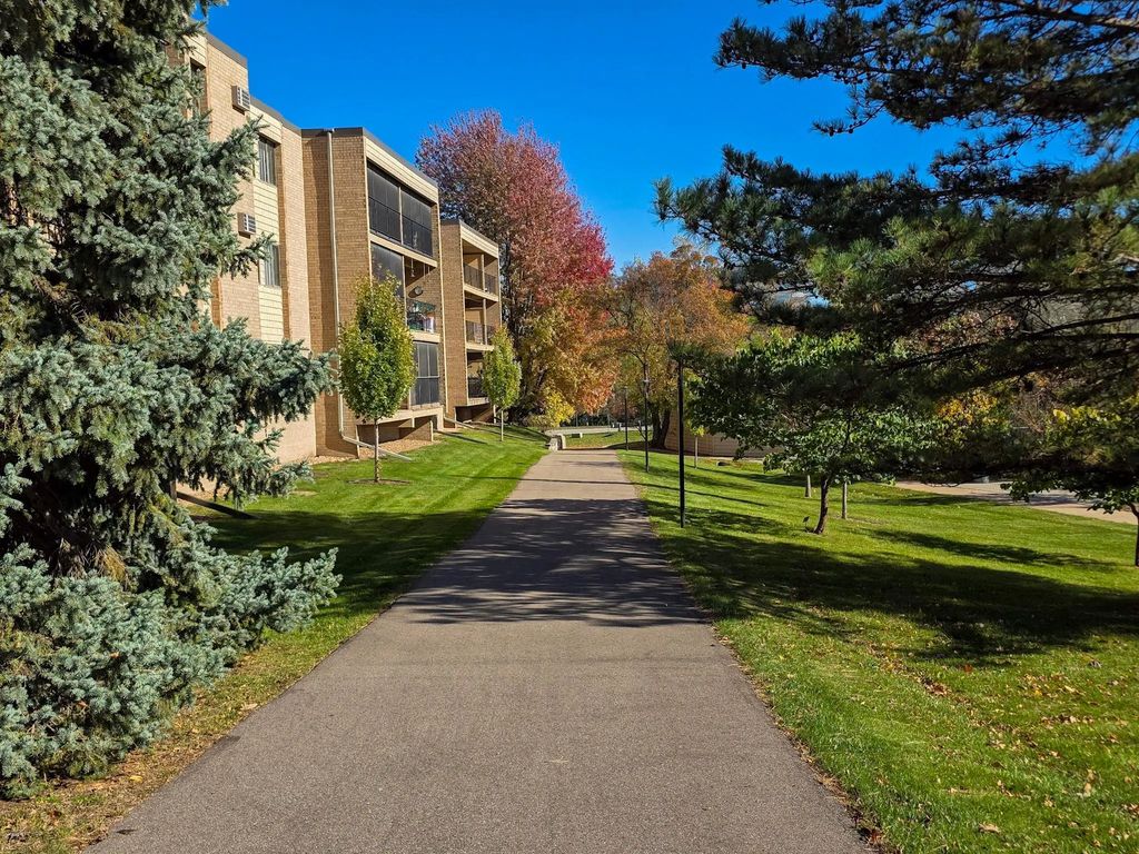 5627 Green Circle Drive 121, Minnetonka