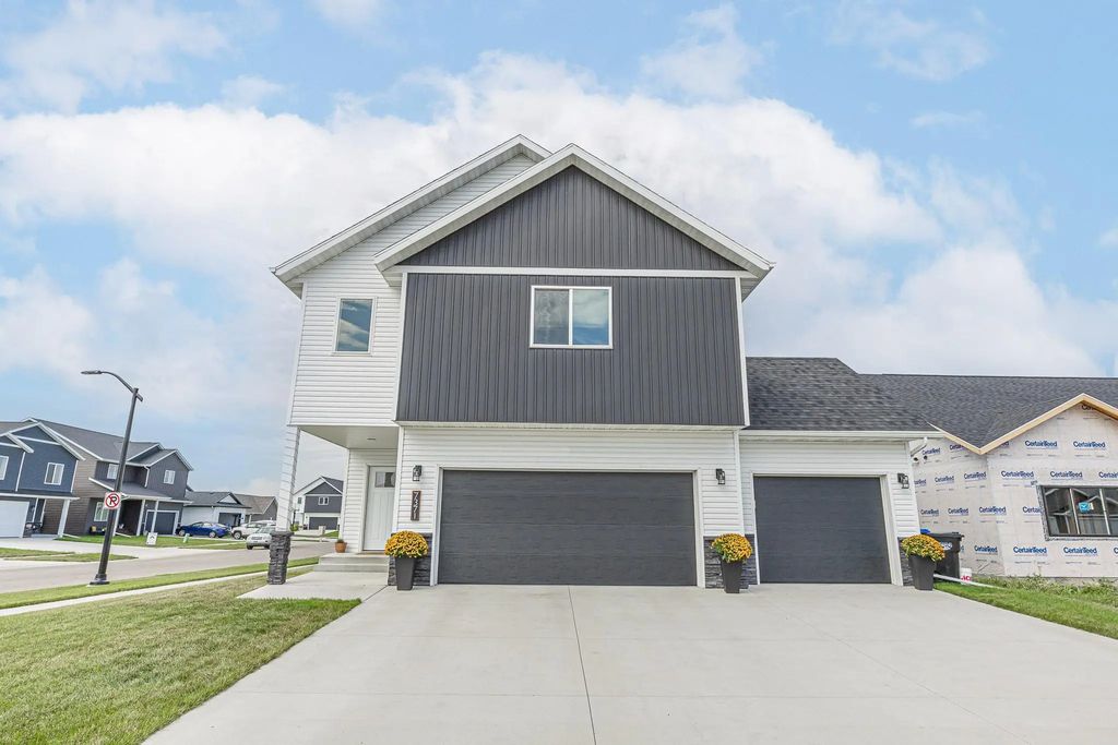 7371 26th Street S, Fargo