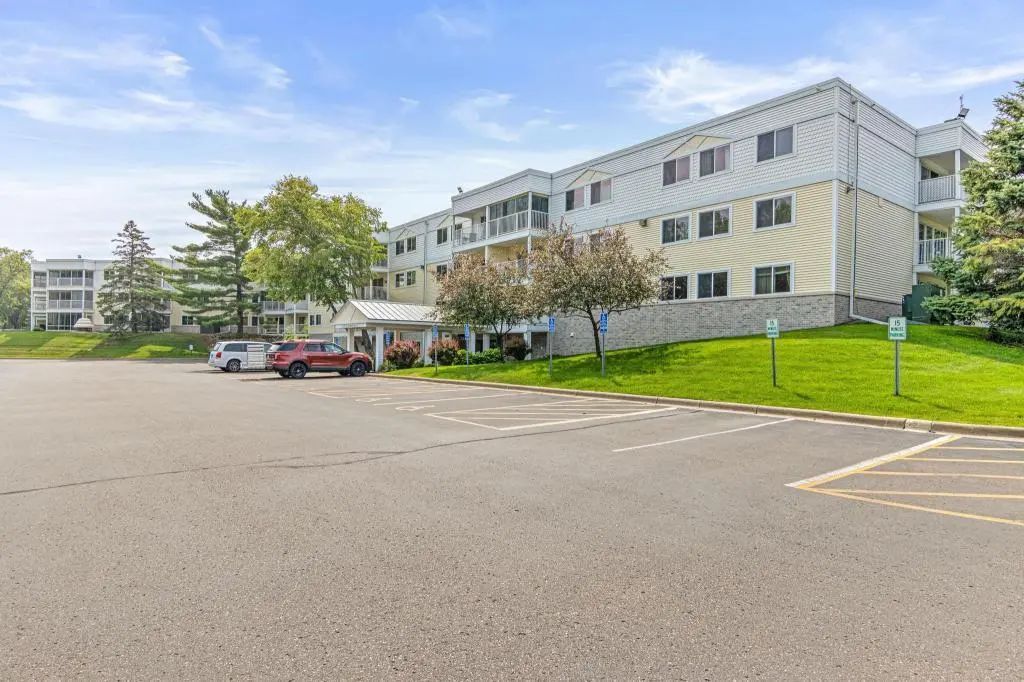 132 Demont Avenue E 136, Little Canada