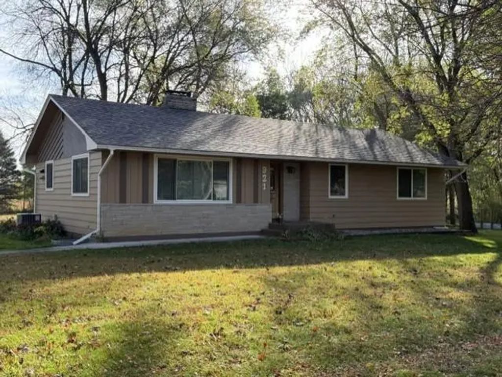 921 S Meadow Road, Litchfield