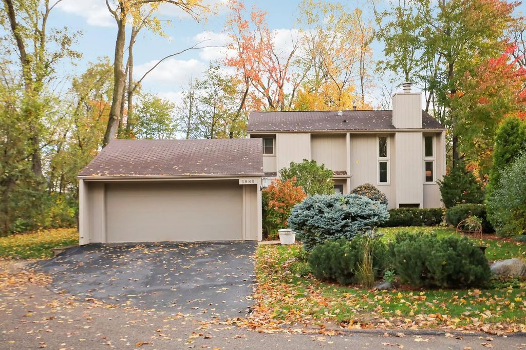 1880 Black Oaks Lane N, Plymouth