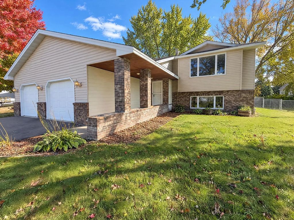 1122 Prairie Court S, Shakopee