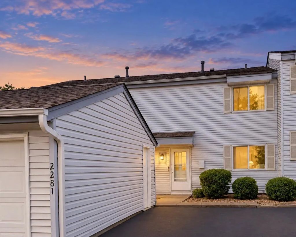 2281 Pond Avenue, Maplewood