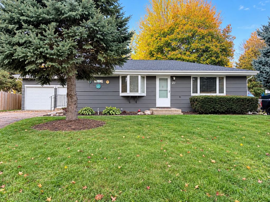21 Farrell Street N, Maplewood