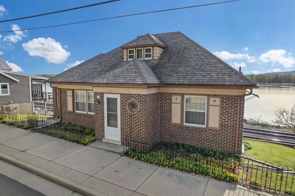 311 N Shore Drive, Fountain City