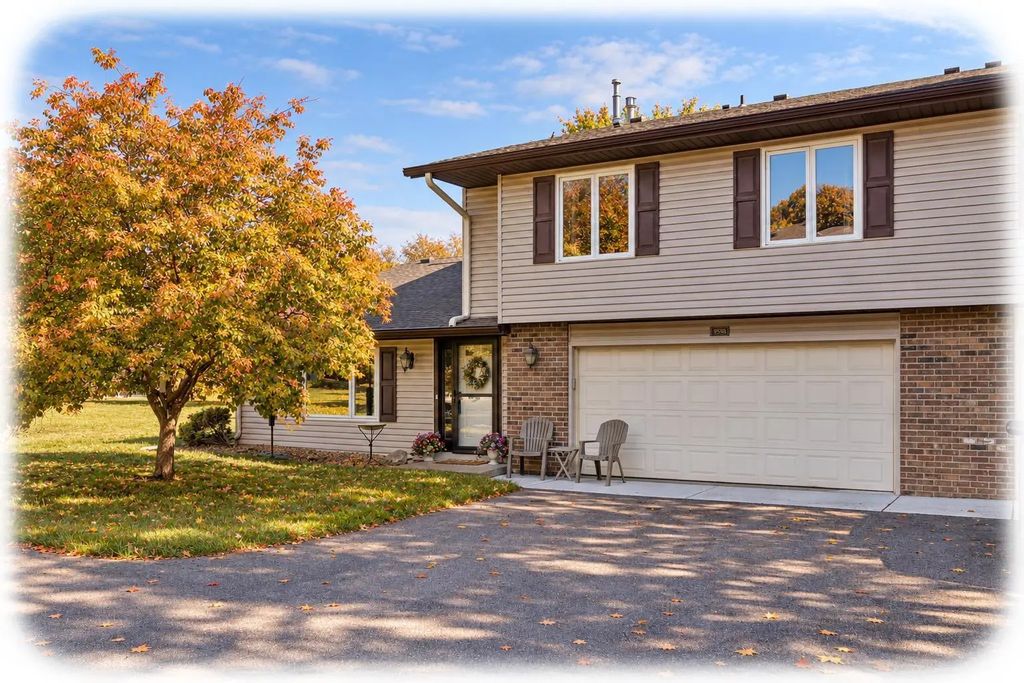 9558 Kingsview Lane N, Maple Grove