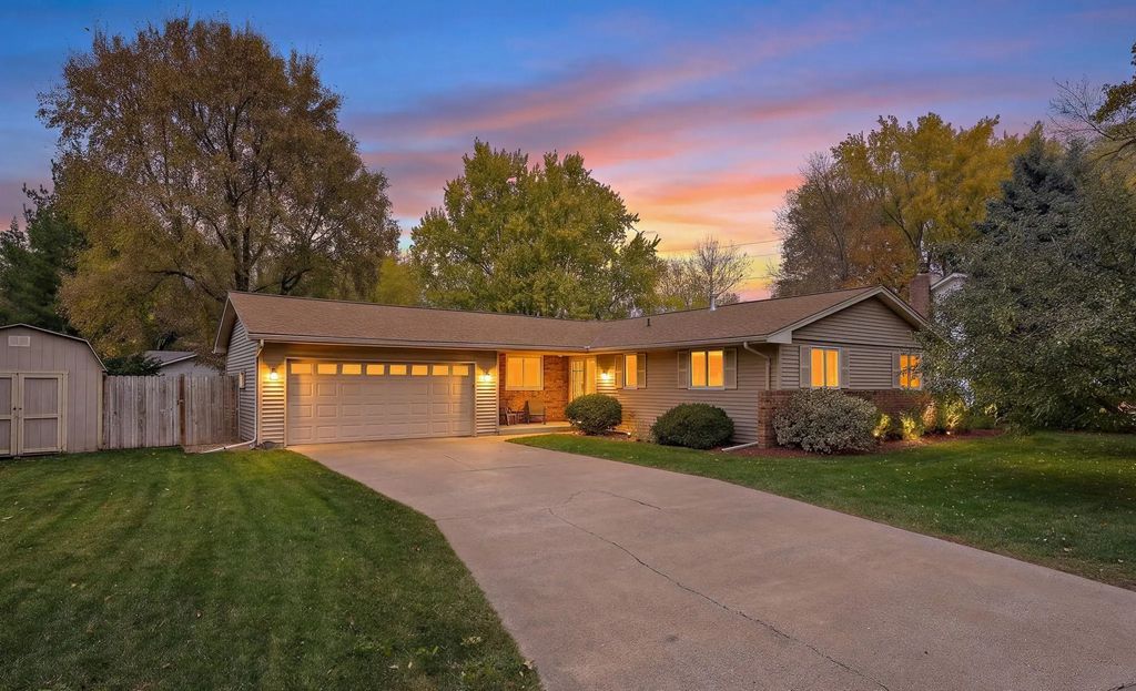 11209 Carver Court, Burnsville