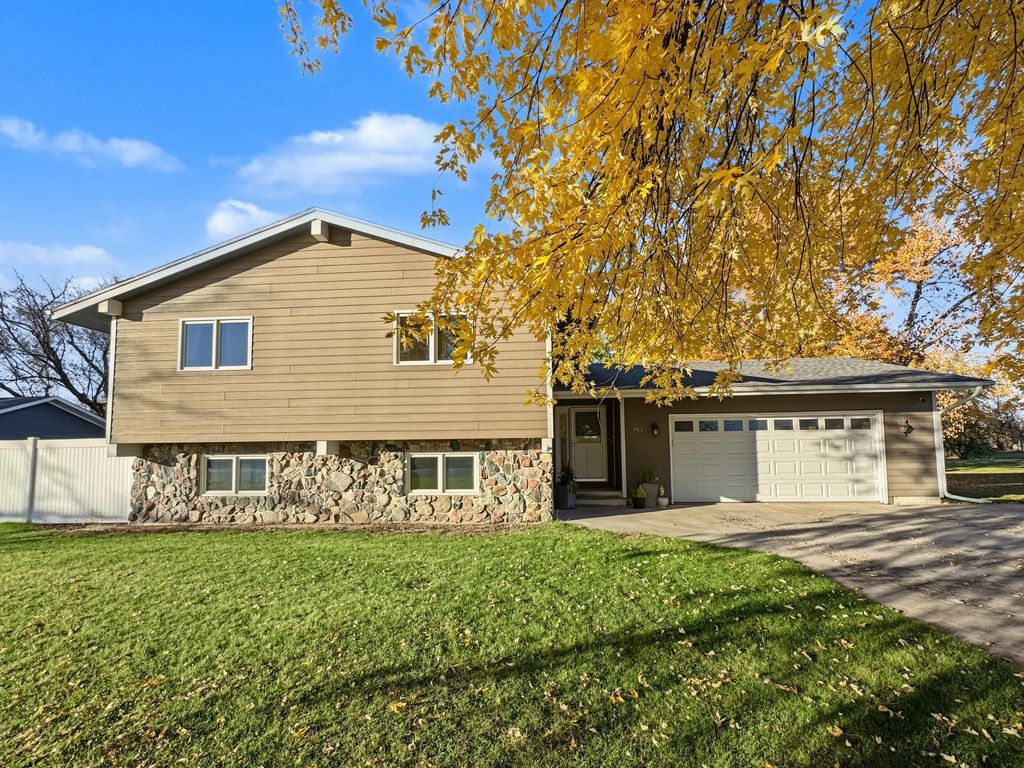 703 Lake Street Nw, Warroad