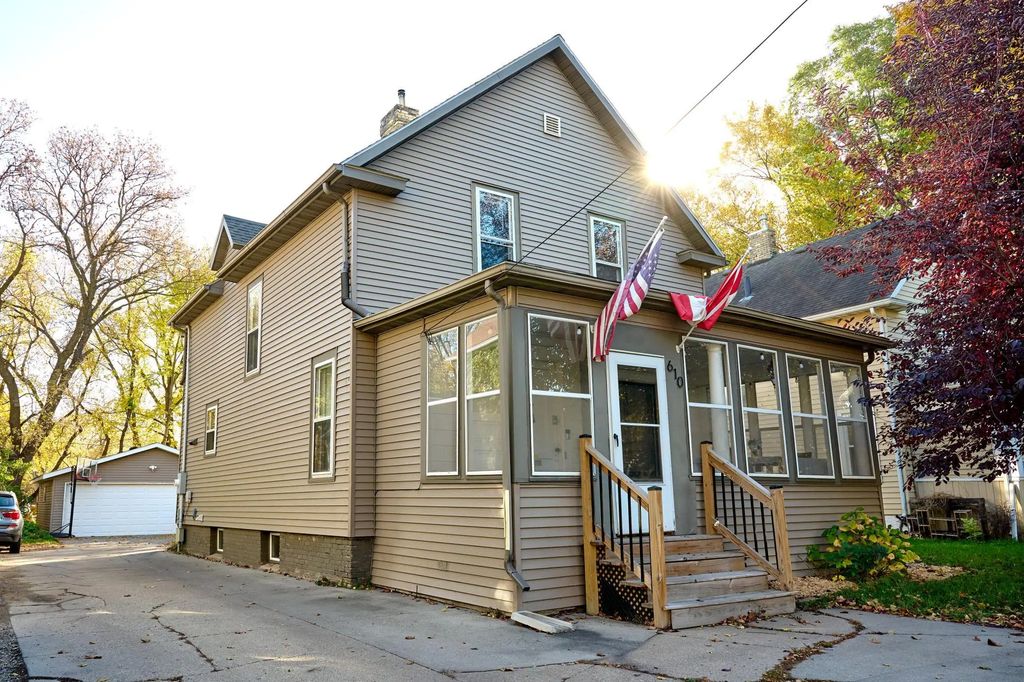 610 University Drive S, Fargo