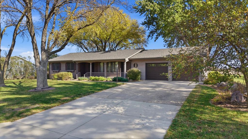 208 4th Avenue N, Waldorf
